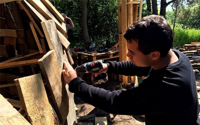 ##sc### Cơ bắp, dáng điệu, biểu cảm của những người khổng lồ được tạo nên từ hàng trăm, hàng nghìn mảnh gỗ ghép. 