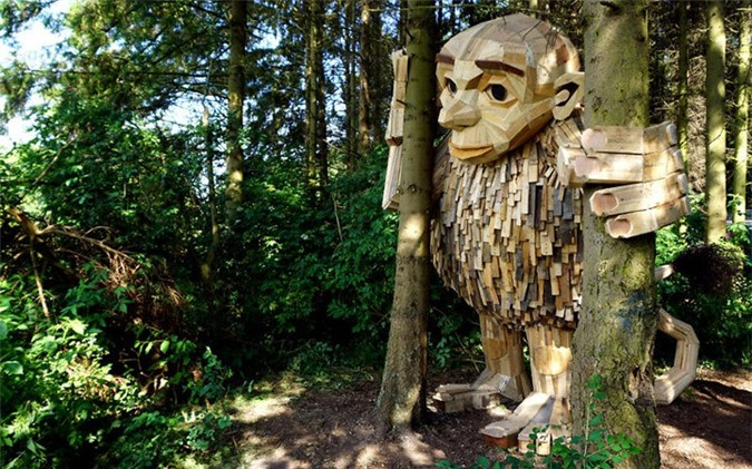 ##sc### Trong suốt 3 năm qua, Dambo đã thực hiện hơn 25 tác phẩm điêu khắc khổng lồ trên khắp thế giới nhưng 6 người khổng lồ mới nhất này là món quà đặc biệt cho thành phố quê hương Copenhagen. 