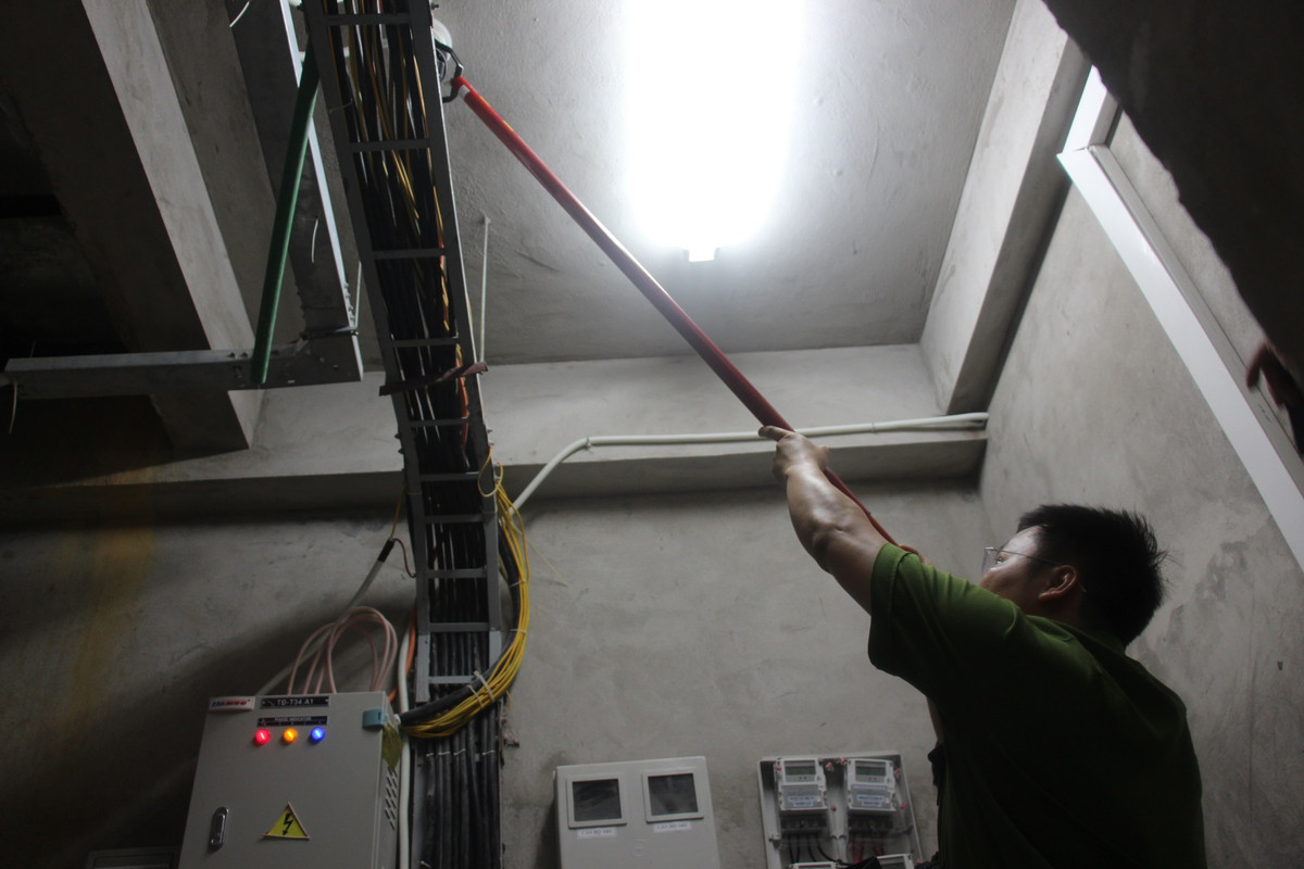 Đặc biệt, chủ đầu tư đã chèn các vật liệu ở các điểm thông tầng bằng 2 lớp tôn, ở giữa có lớp bông thủy tinh. Ảnh: Tiền Phong.