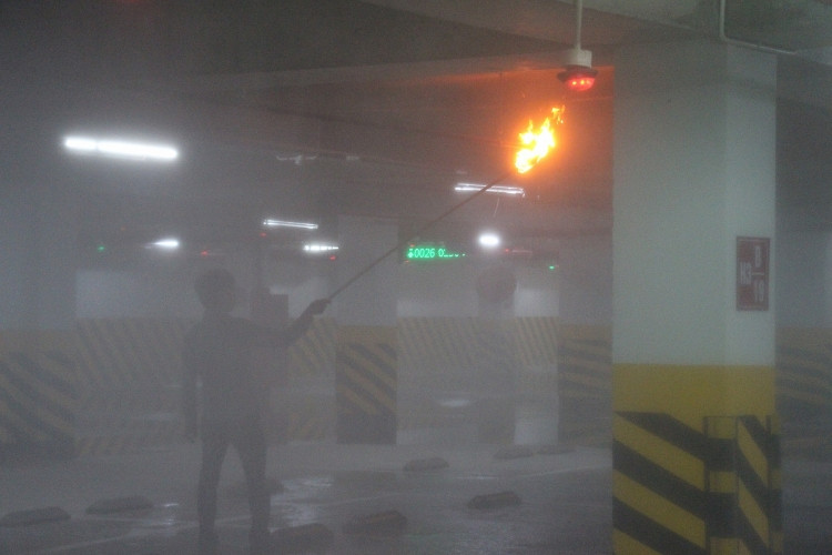 Cụ thể, theo ghi nhận của PetroTimes, quá trình kiểm tra ở tầng hầm cho thấy, khi lực lượng chức năng tạo ra đám khói ở xa miệng hút khói thì chưa tạo ra dòng không khí hướng về phía miệng hút của hệ thống hút khói mà khói bị quẩn sang hướng khác. Ảnh: KTĐT.