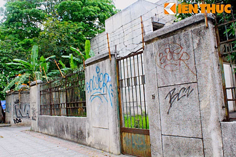 Các bức tường xung quanh ngôi nhà do không được bảo vệ đã bị nhiều người sơn vẽ lên.