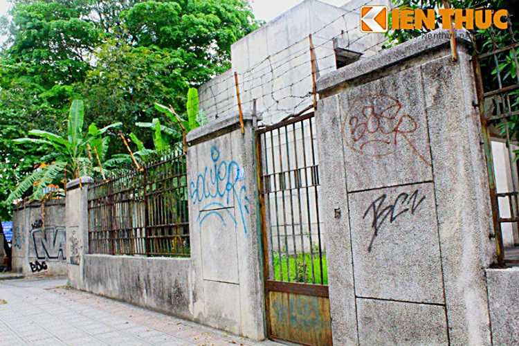 Các bức tường xung quanh ngôi nhà do không được bảo vệ đã bị nhiều người sơn vẽ lên.