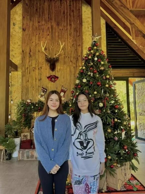 Con gái đầu của Phạm Quỳnh Anh càng lớn càng hệt bản sao của mẹ - Hình 4 Con gai dau cua Pham Quynh Anh cang lon cang het ban sao cua me-Hinh-4