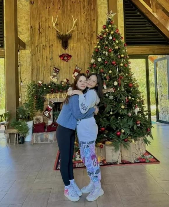 Con gái đầu của Phạm Quỳnh Anh càng lớn càng hệt bản sao của mẹ - Hình 3 Con gai dau cua Pham Quynh Anh cang lon cang het ban sao cua me-Hinh-3