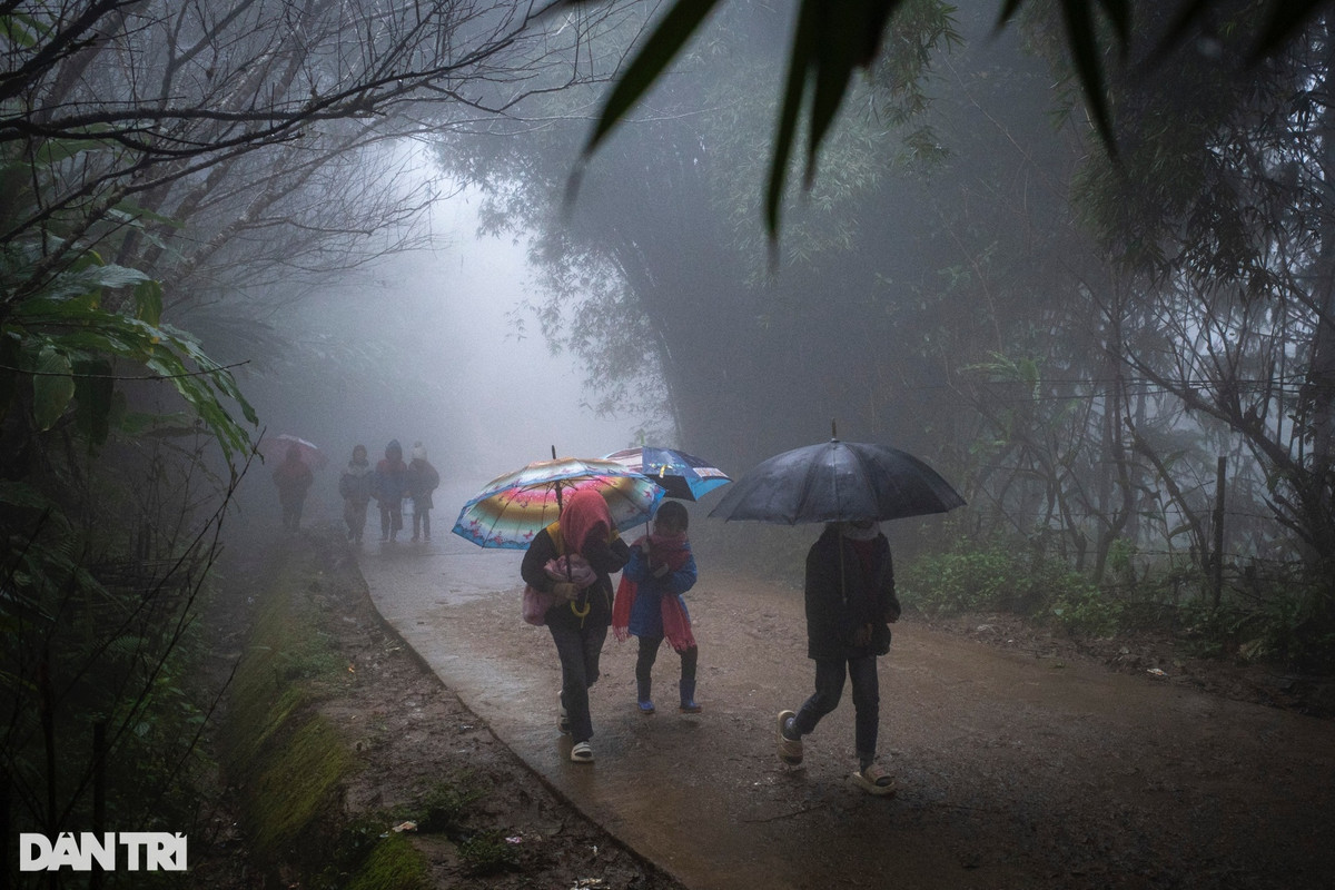 Các em học sinh tại thôn Ngải Thầu Thượng vượt mưa rét tới trường.