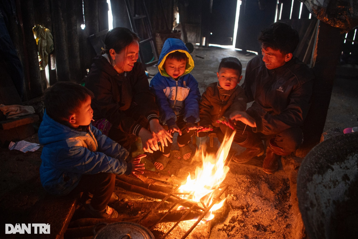 Mỗi gia đình đều có một bếp lửa ở giữa sàn nhà, vừa để phục vụ nấu nướng vừa để sưởi ấm. Gia đình anh Sùng A Tùng quây quần bên bếp lửa khi nhiệt độ bên ngoài đang ở mức dưới 0 độ C . Anh Tùng cho biết, gia đình anh chủ yếu làm nông, thời tiết khắc nhiệt khiến công việc của anh và vợ bị trì hoãn, không ra ngoài đồng được.