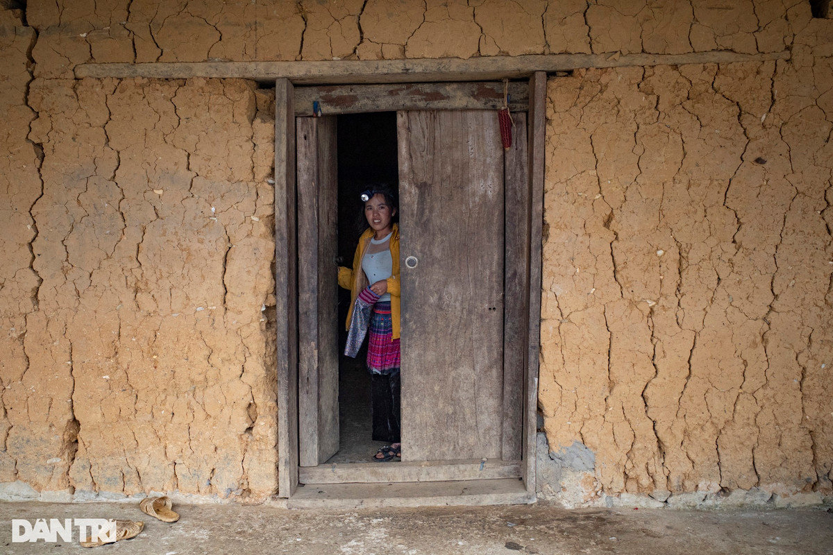 Để chống lại giá rét, người Mông ở Ngải Thầu Thượng sinh sống trong những ngôi nhà tường đất có độ dày gần 1m, cả cửa chính và cửa sổ đều khá nhỏ.