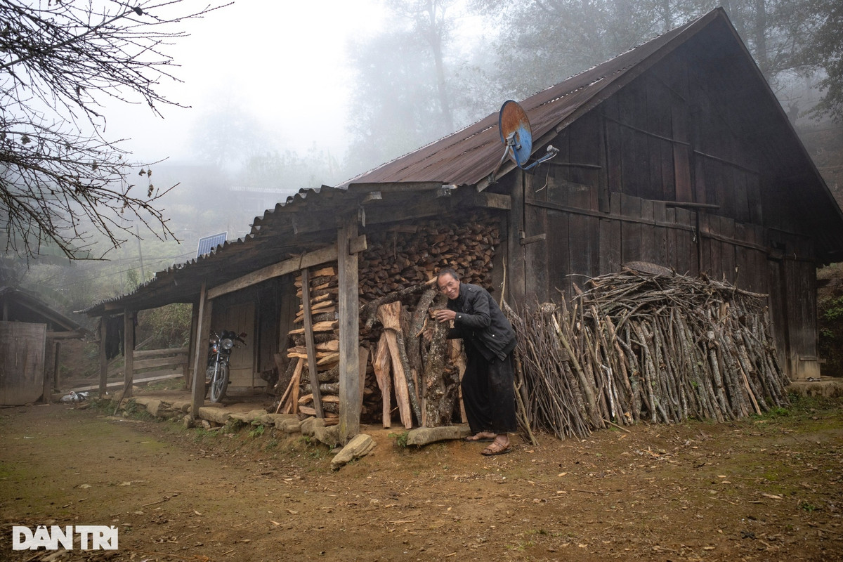 Phía bên ngoài mỗi căn nhà đều được chất sẵn rất nhiều đống củi lớn nhỏ khác nhau để đun nấu và sưởi ấm cho gia đình, cho cả gia súc gia cầm.
