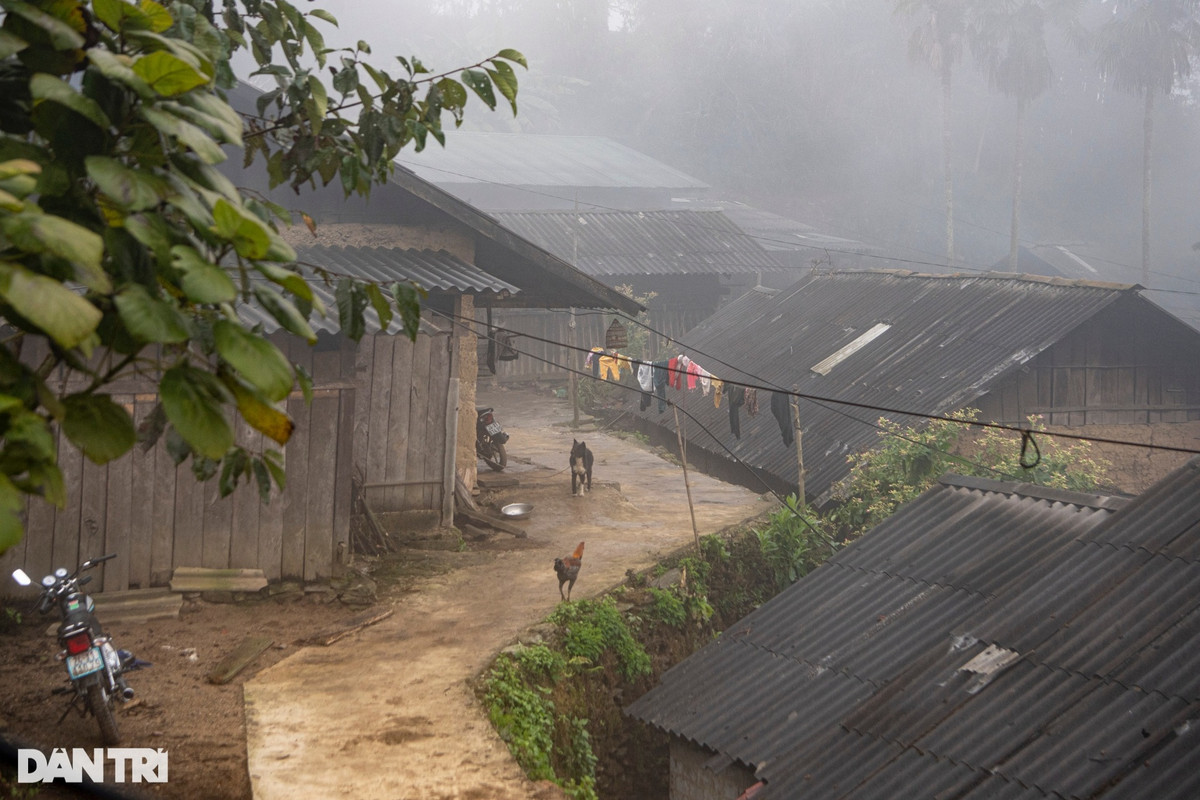 Từ nhiều năm qua, vào mỗi đợt đông về, người dân thôn Ngải Thầu Thượng (xã A Lù, huyện Bát Xát, Lào Cai) lại phải tìm cách thích ứng với điều kiện khắc nghiệt ở nơi được coi là thôn bản cao nhất Việt Nam.