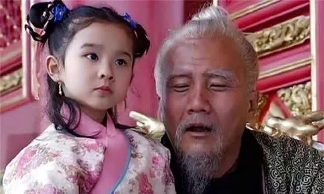 Cong chua 3 tuoi noi 2 cau gi giup me khong bi boi tang?-Hinh-3