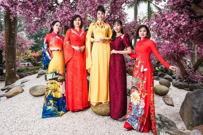 Nhà thiết kế Thoa Trần và các học viên cũng kịp "bắt trend", chụp ảnh áo dài mùa Tết năm nay.