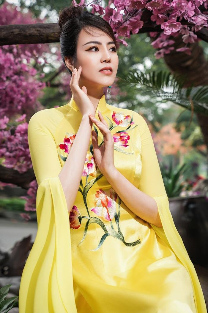 Áo dài không chỉ mang đến không khí những ngày Tết Nguyên Đán cận kề mà còn thể hiện vẻ đẹp của người phụ nữ Việt.