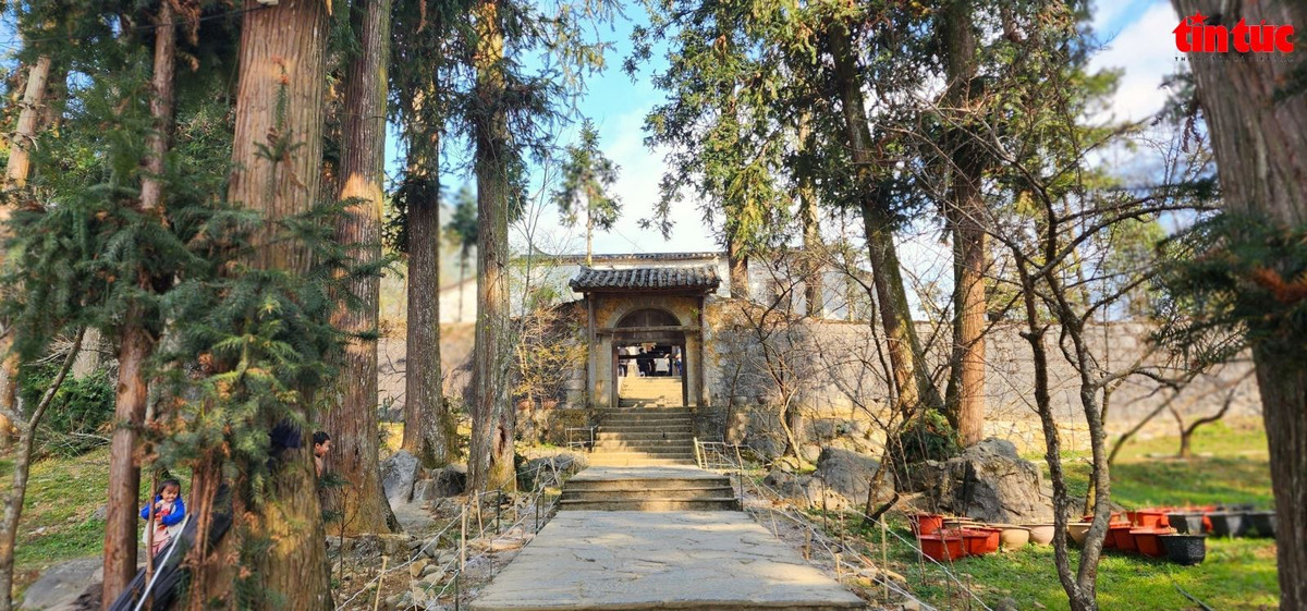 Ve dep tram mac noi dinh thu ho Vuong thu hut du khach