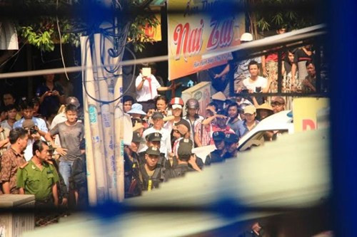 Hàng trăm người chứng kiến vui mừng, reo hồ trước chiến công của lực lượng CSCĐ.