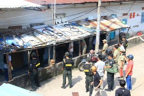 Hơn 20 CSCĐ đã ném trái cay, đạp cửa phòng để bắt giữ hung thủ, giải cứu an toàn con tin.