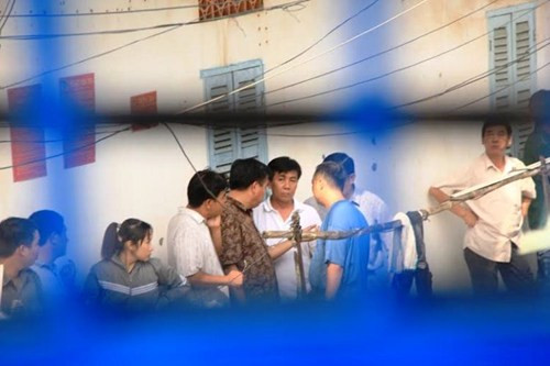 Lực lượng công an bí mật lên kế hoạch để tấn công phòng trọ, giải cứu con tin.