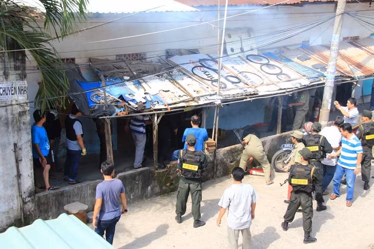 Lực lượng cảnh sát cơ động tóm gọn đối tượng đưa ra ngoài.