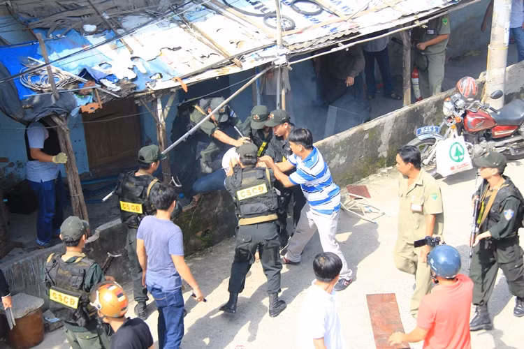 Sau hơn 8 tiếng căng thẳng nín thở, đáp ứng các yêu cầu của đối tượng để đảm bảo an toàn tính mạng cho người phụ nữ. Đúng 14h50, lực lượng cảnh sát cơ động đã tấn công phòng trọ bắt hung thủ, giải cứu an toàn con tin.