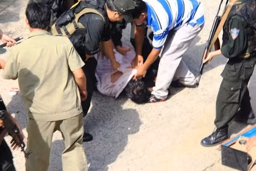 Tên Tuấn đã bị khống chế...