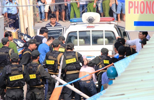 Đối tượng Tuấn bị lực lượng CSCĐ khống chế bắt giữ khi cùng người tình "dàn cảnh" gây ra vụ việc chấn động TP HCM.