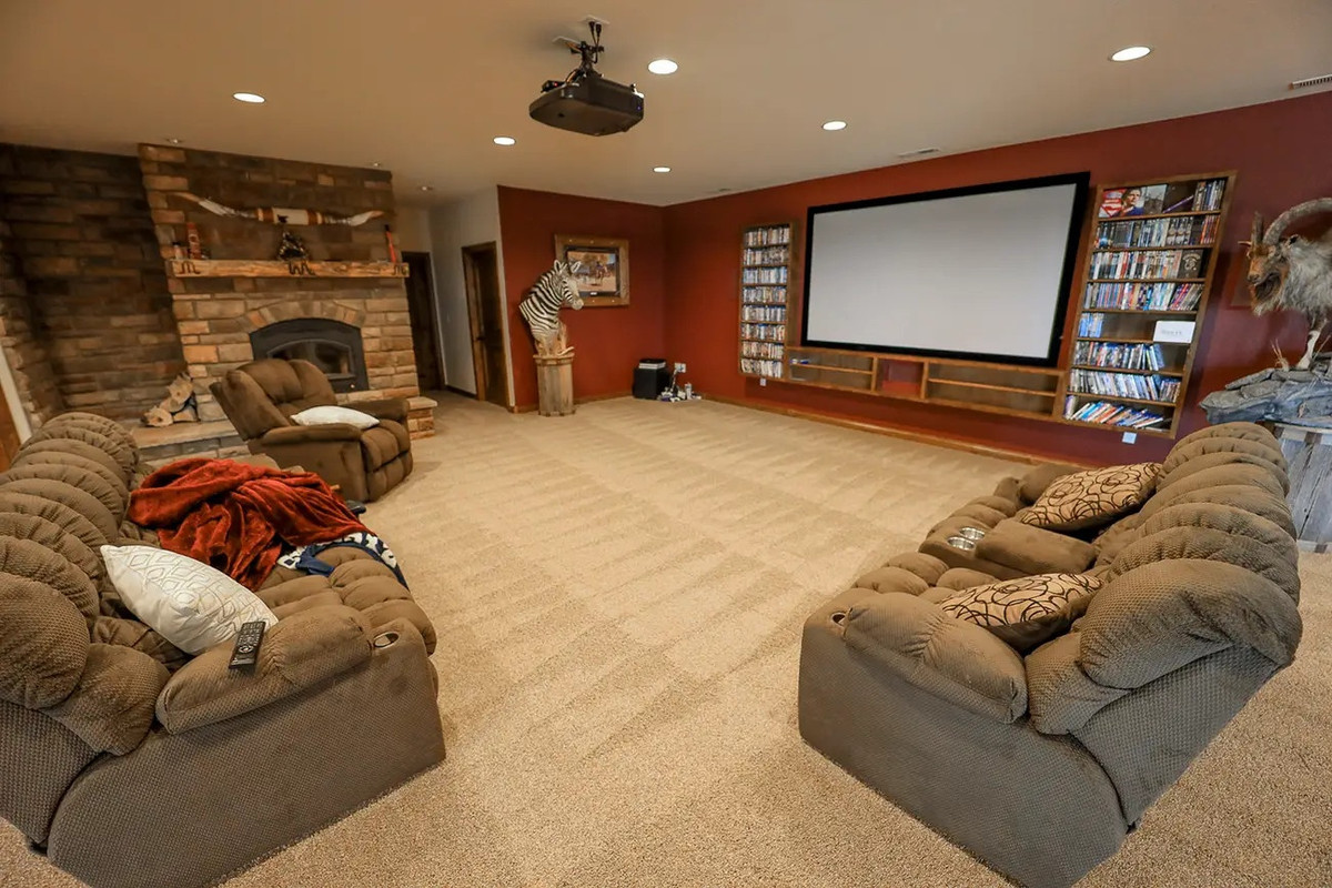 Anh Wanless đã xây thêm ngôi nhà chính vào năm 2012. Diện tích của công trình này lên tới hơn 603 m2. Gia chủ muốn bán Bismarck Trail Ranch vì muốn dành nhiều thời gian hơn cho trang trại của gia đình vợ ở British Columbia, Canada.