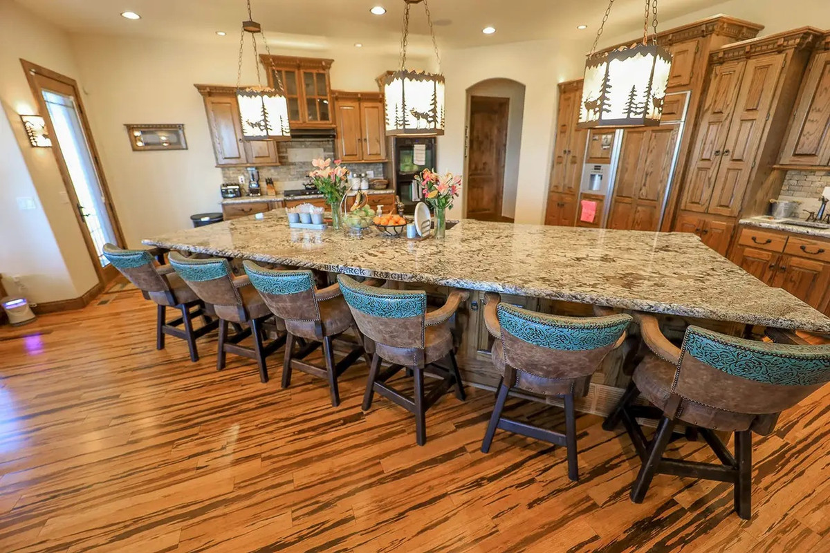 Công ty bất động sản Hall and Hall mô tả Bismarck Trail Ranch như một "trải nghiệm trang trại sang trọng" với hầu hết cơ sở vật chất nằm ở phía Tây và đồng cỏ rộng lớn nằm ở phía Đông.