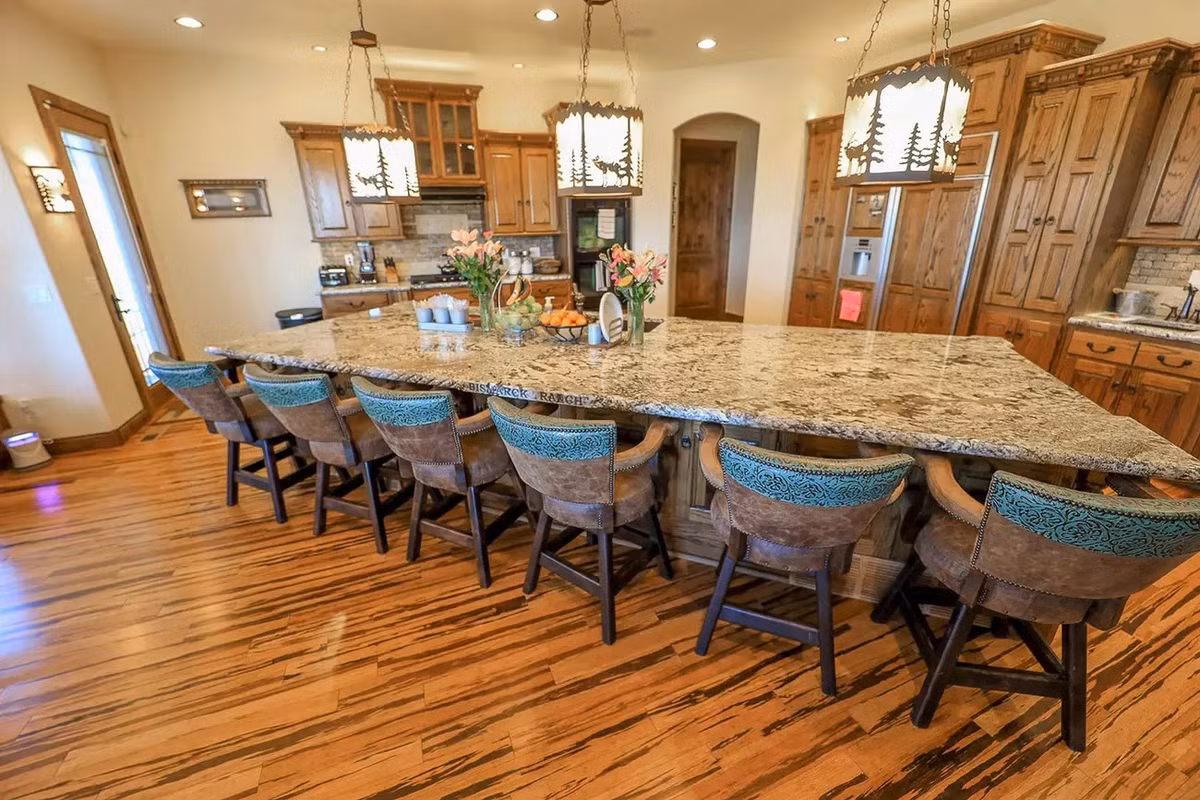 Công ty bất động sản Hall and Hall mô tả Bismarck Trail Ranch như một "trải nghiệm trang trại sang trọng" với hầu hết cơ sở vật chất nằm ở phía Tây và đồng cỏ rộng lớn nằm ở phía Đông.