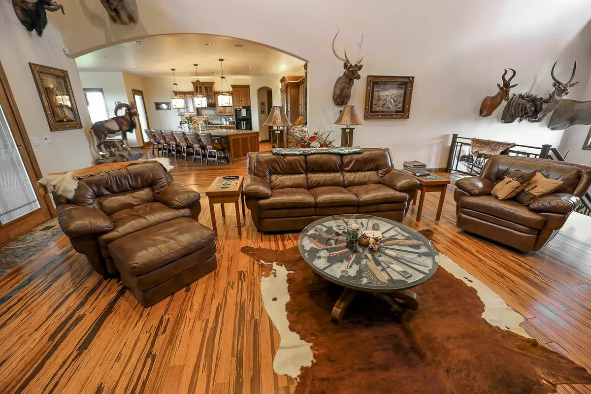 Ngôi nhà có hệ thống sưởi ấm dưới sàn cho những đêm mùa đông lạnh giá. Bên cạnh đó, nơi đây còn sở hữu một máy phát điện dự phòng để duy trì hoạt động sinh hoạt và làm việc của gia chủ trong điều kiện thời tiết xấu.