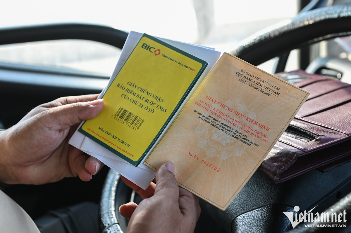 Anh Tuấn Anh cũng cho biết, theo lịch làm việc tới 17h30 các trung tâm đăng kiểm sẽ đóng cửa nhưng để giảm tải tình trạng xếp hàng nhân viên trạm sẽ tăng ca làm việc tới muộn. Anh sẽ chờ đến cùng để làm cho xong thủ tục.