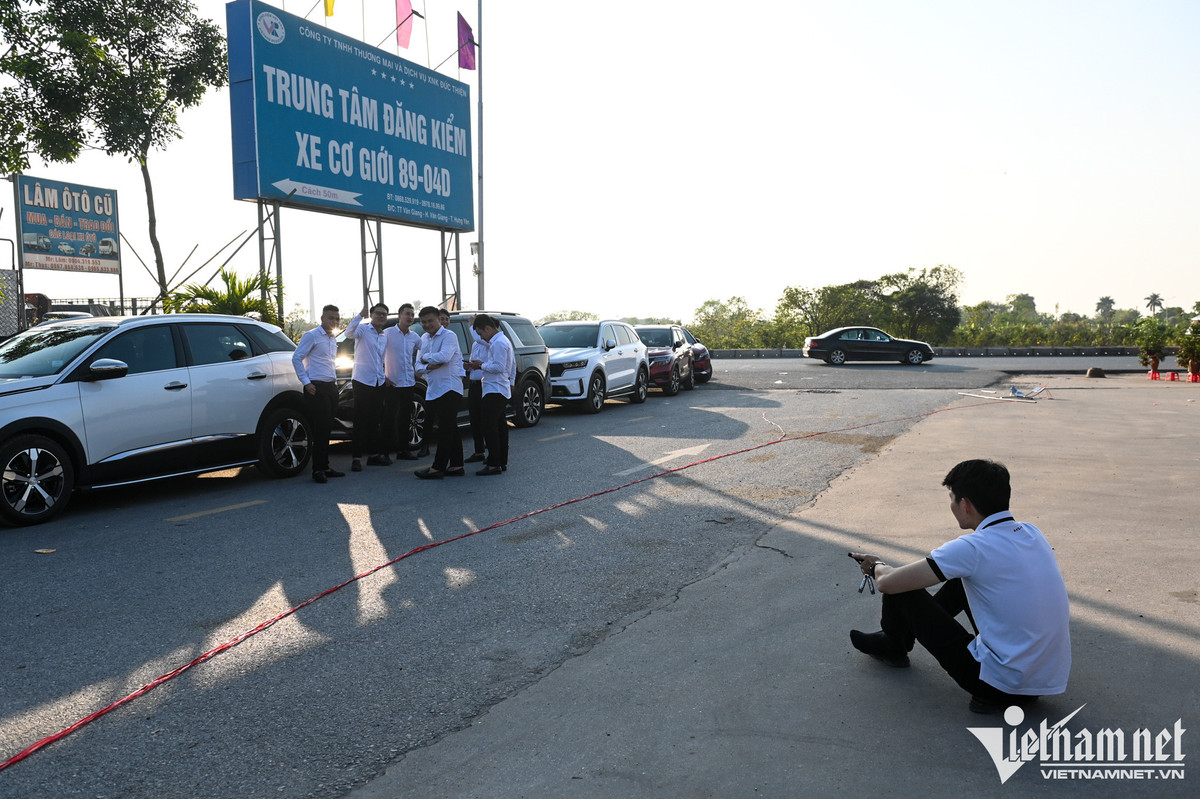 Nắng nóng, nhiều người đứng vào bóng râm hoặc ngồi bệt xuống đất. Cứ một lúc, đoàn xe mới nhích thêm được vài chục cm.