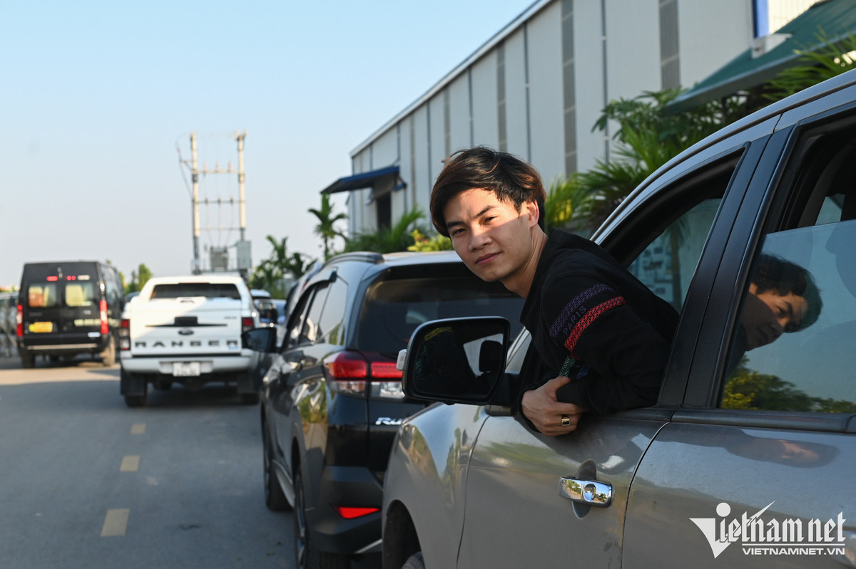 Đợi hơn 10 tiếng đồng hồ, anh Bình mới được phát phiếu để vào cổng. "Sáng nay tôi thấy điểm đăng kiểm ở Bắc Giang đông quá nên chạy xe hơn 1 tiếng xuống đây mà cũng chẳng khá hơn", anh nói.