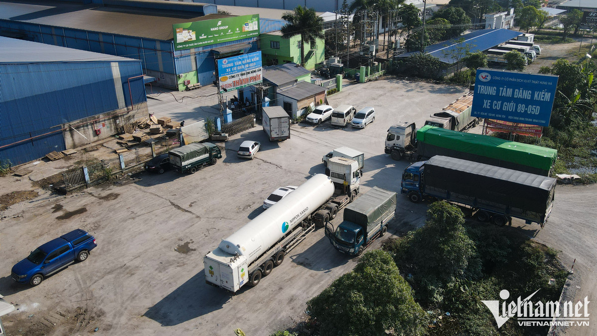 Tại điểm đăng kiểm xe cơ giới 89-05D (thị trấn Yên Mỹ, Hưng Yên) cũng có loạt ô tô xếp hàng trước cổng, tràn ra cả phía quốc lộ 39A.