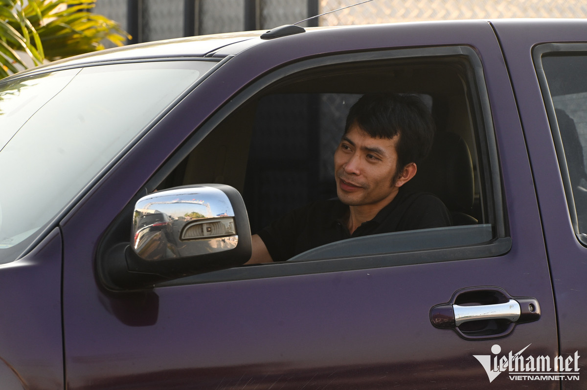 Anh Trần Khánh Hòa (lái xe chuyên nghiệp) hôm nay xin nghỉ để đi đăng kiểm. "Xếp hàng từ sáng đã được ăn cái gì đâu. Đói bụng nhưng giờ mà đánh xe đi mua đồ ăn thì mất chỗ, rồi lại đến đêm cũng không xong", anh Hòa cười nói.