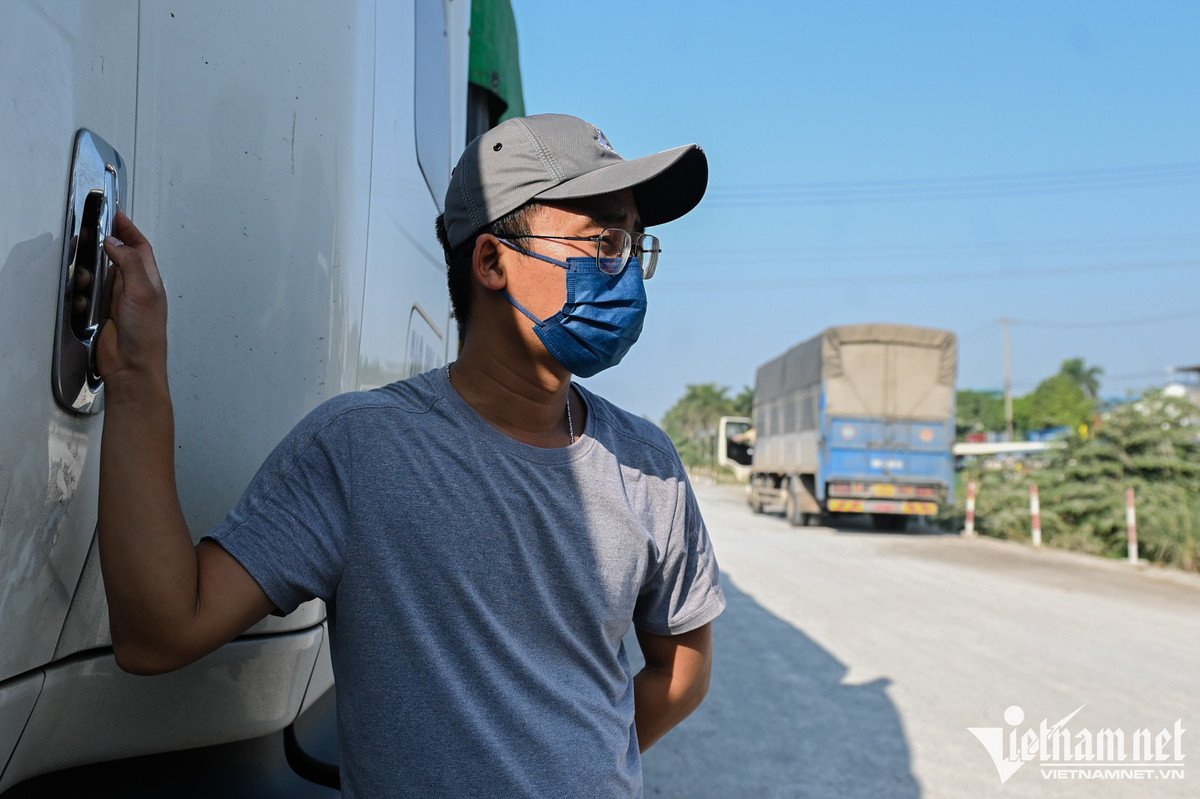 "Tỉnh ngoài thì đổ về Văn Giang, mấy anh em Văn Giang thì lại đổ về đây, thành ra ở đâu cũng xếp hàng. Tôi cũng chờ từ sáng rồi", anh Trung Hiếu nói.