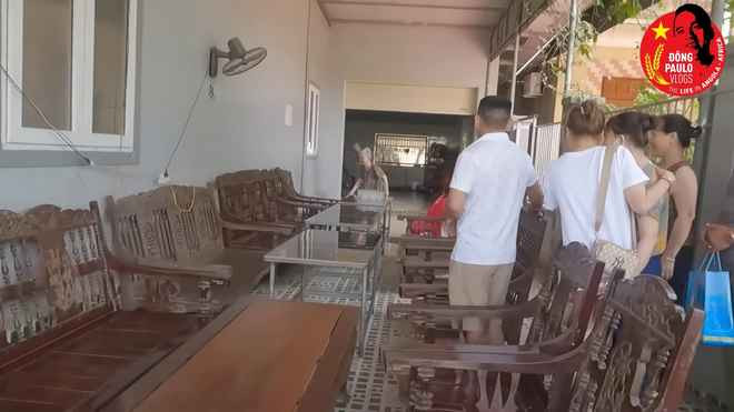 Con dâu tỷ phú Hoàng Kiều về ăn Tết bằng máy bay riêng ảnh 9 Con dâu tỷ phú Hoàng Kiều về ăn Tết bằng máy bay riêng ảnh 9