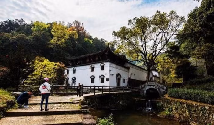 Theo các chuyên gia phong thủy, Thái cực đồ được đặt ở cửa phía Bắc tạo thành một "đập khí", không chỉ giúp chặn không khí lạnh từ phía Bắc mà còn điều hòa và ngăn cản dòng khí tốt lành của ngôi làng Du Nguyên thoát ra ngoài.