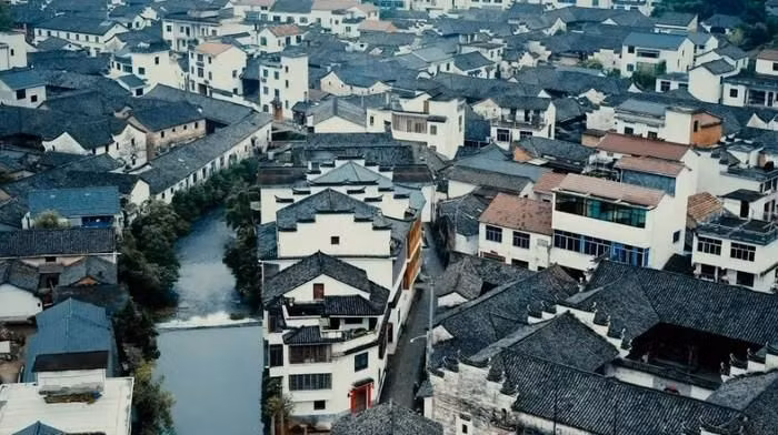 Bố cục Bát Quái xuất hiện ở nhiều nơi trong ngôi làng Du Nguyên. Trong đó, từ trên cao nhìn xuống, du khách sẽ nhìn thấy một dòng suối dài uốn lượn hình chữ S quanh những ngọn núi chính là ranh giới phân cách 2 phần âm dương của ngôi làng.