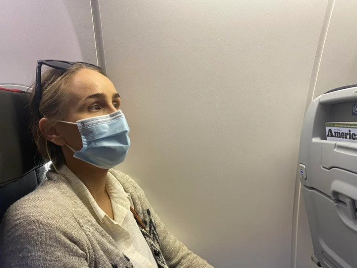 Cô tình đặt ghế cạnh cửa sổ khi đi máy bay để được ngắm mây và cái kết.