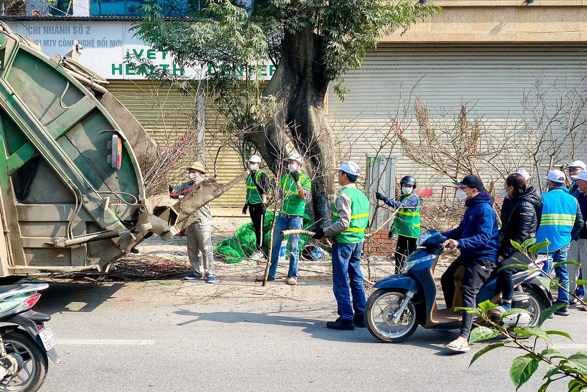 Các công nhân vệ sinh môi trường đã có ngày làm việc bận rộn, vất vả.