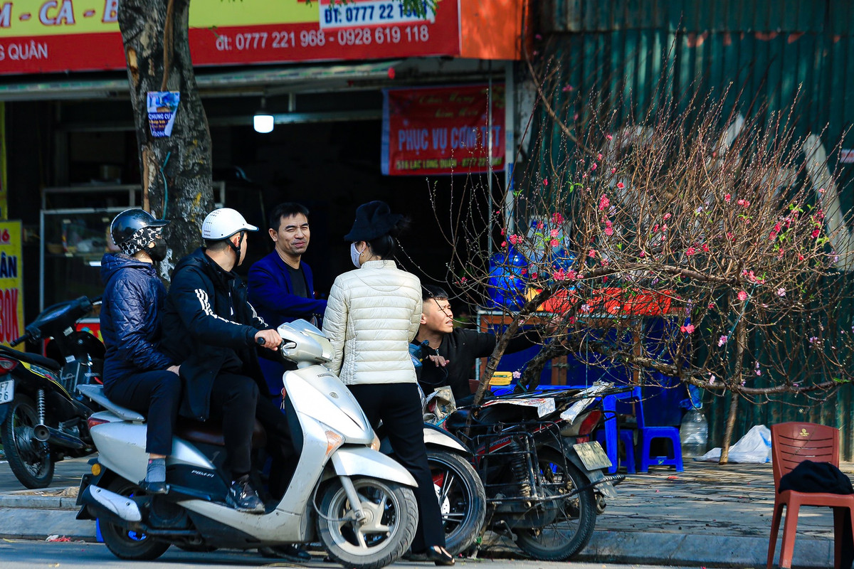 Chiều 30 Tết, nhiều tiểu thương buôn bán ế ẩm, ngao ngán chờ đợi những vị khách cuối cùng.