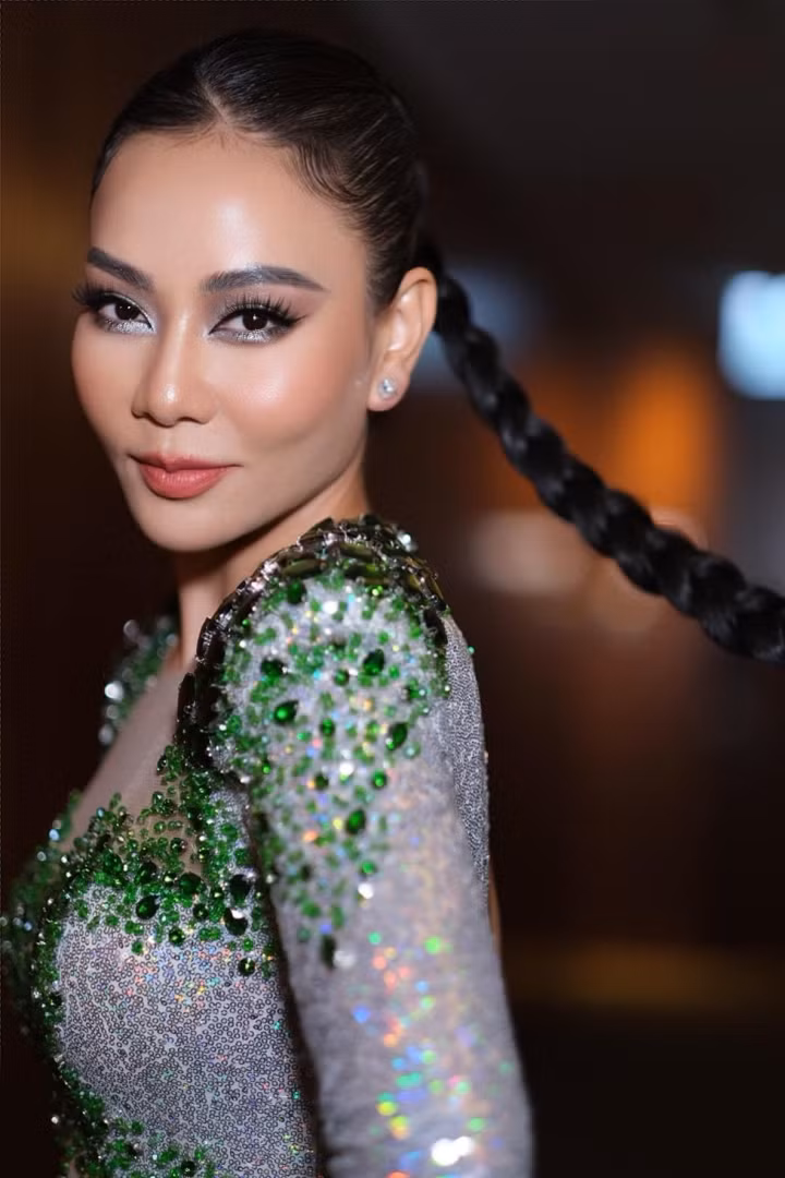 Xuất hiện với ngoại hình "không có điểm gì để chê" sau một thời gian vắng bóng, không ít khán giả đặt nghi vấn nữ ca sĩ níu giữ thanh xuân bằng các phương pháp thẩm mỹ.