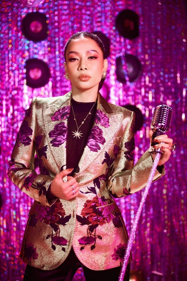 Nữ ca sĩ tiết lộ, cô chỉ chăm sóc da và thực hiện các biện pháp làm đẹp bên ngoài, giữ tinh thần luôn vui vẻ.