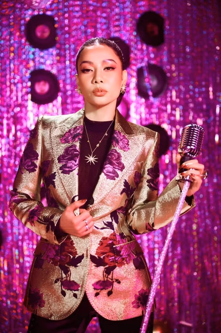 Nữ ca sĩ tiết lộ, cô chỉ chăm sóc da và thực hiện các biện pháp làm đẹp bên ngoài, giữ tinh thần luôn vui vẻ.