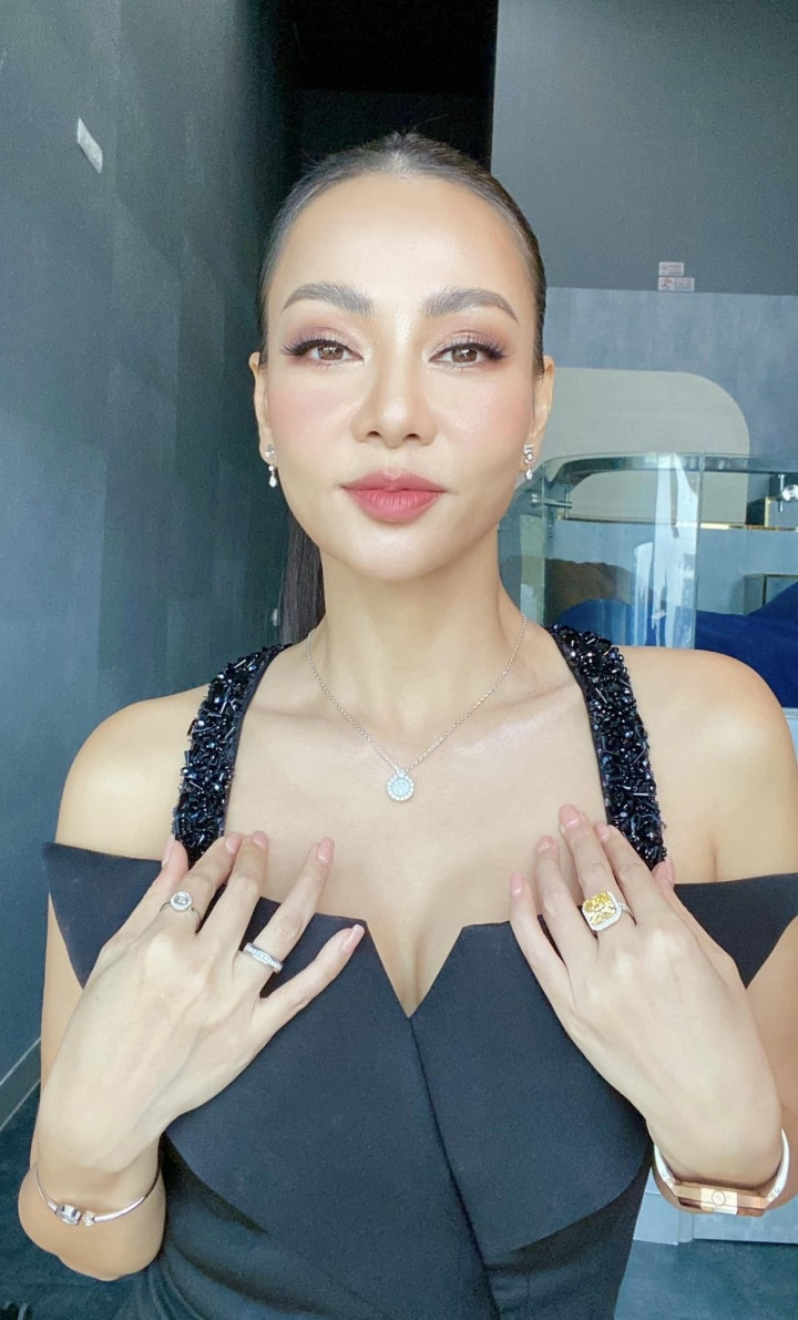 Qua những bức ảnh được công bố, Thu Minh luôn được nhận xét là ngày càng trẻ đẹp, sành điệu hơn.