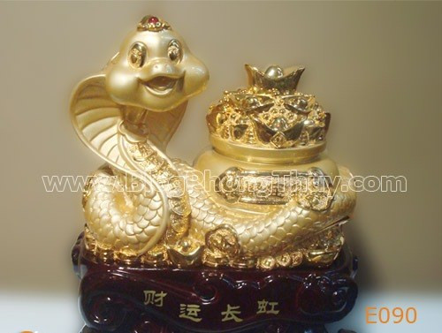 Năm Rắn nên những pho tượng rắn vẽ vàng cũng rất đắt khách. Giá mỗi pho tượng tùy kích thước nhưng cũng đều được tính bằng tiền triệu. 