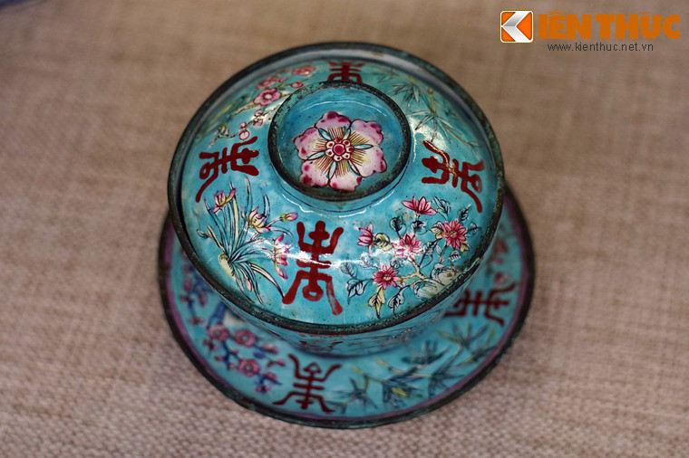 Có thể nói, chế tác đồ pháp lam là một nghề thủ công đặc trưng gắn với Di sản văn hóa thế giới Cố đô Huế do nghề này gắn với địa danh Huế và trong lịch sử Việt Nam chỉ thời Nguyễn mới có. Ảnh: Chén đựng nước thờ pháp lam.