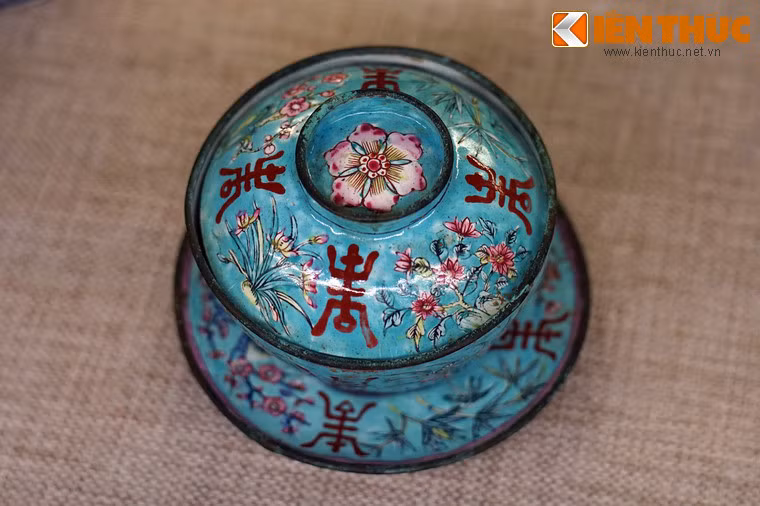 Có thể nói, chế tác đồ pháp lam là một nghề thủ công đặc trưng gắn với Di sản văn hóa thế giới Cố đô Huế do nghề này gắn với địa danh Huế và trong lịch sử Việt Nam chỉ thời Nguyễn mới có. Ảnh: Chén đựng nước thờ pháp lam.