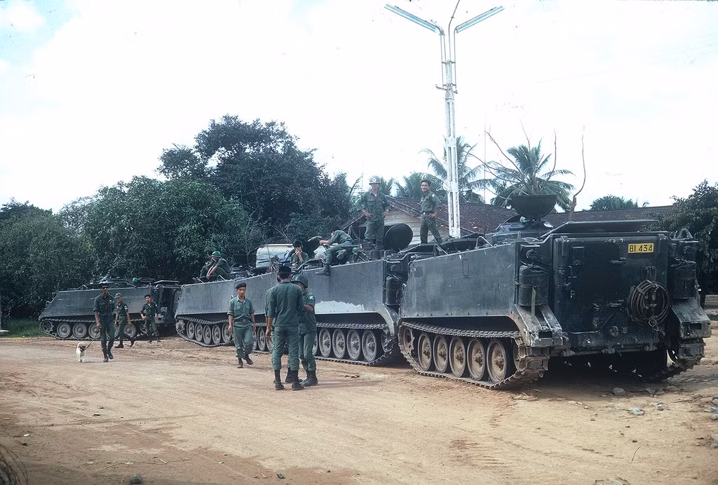 Quân đội Sài Gòn trong một nhiệm vụ phối hợp với quân Mỹ.