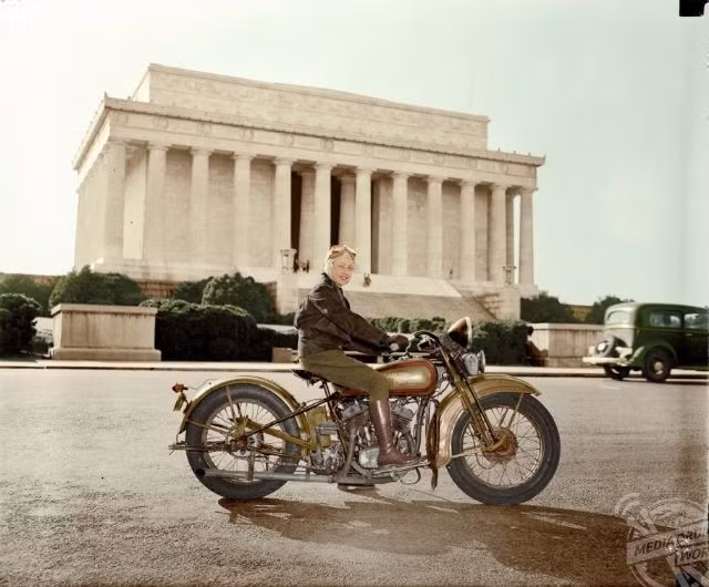 Sally Halterman là người phụ nữ đầu tiên lấy bằng lái xe máy ở Washington DC vào năm 1937. Ảnh: Mario Unger.