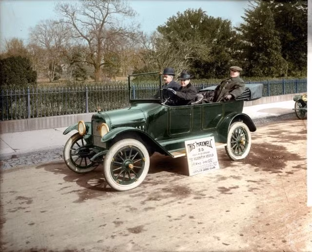 Các doanh nhân tạo dáng chụp ảnh chiếc xe đầu tiên của hãng Maxwell ra mắt năm 1916. Ảnh: Mario Unger.